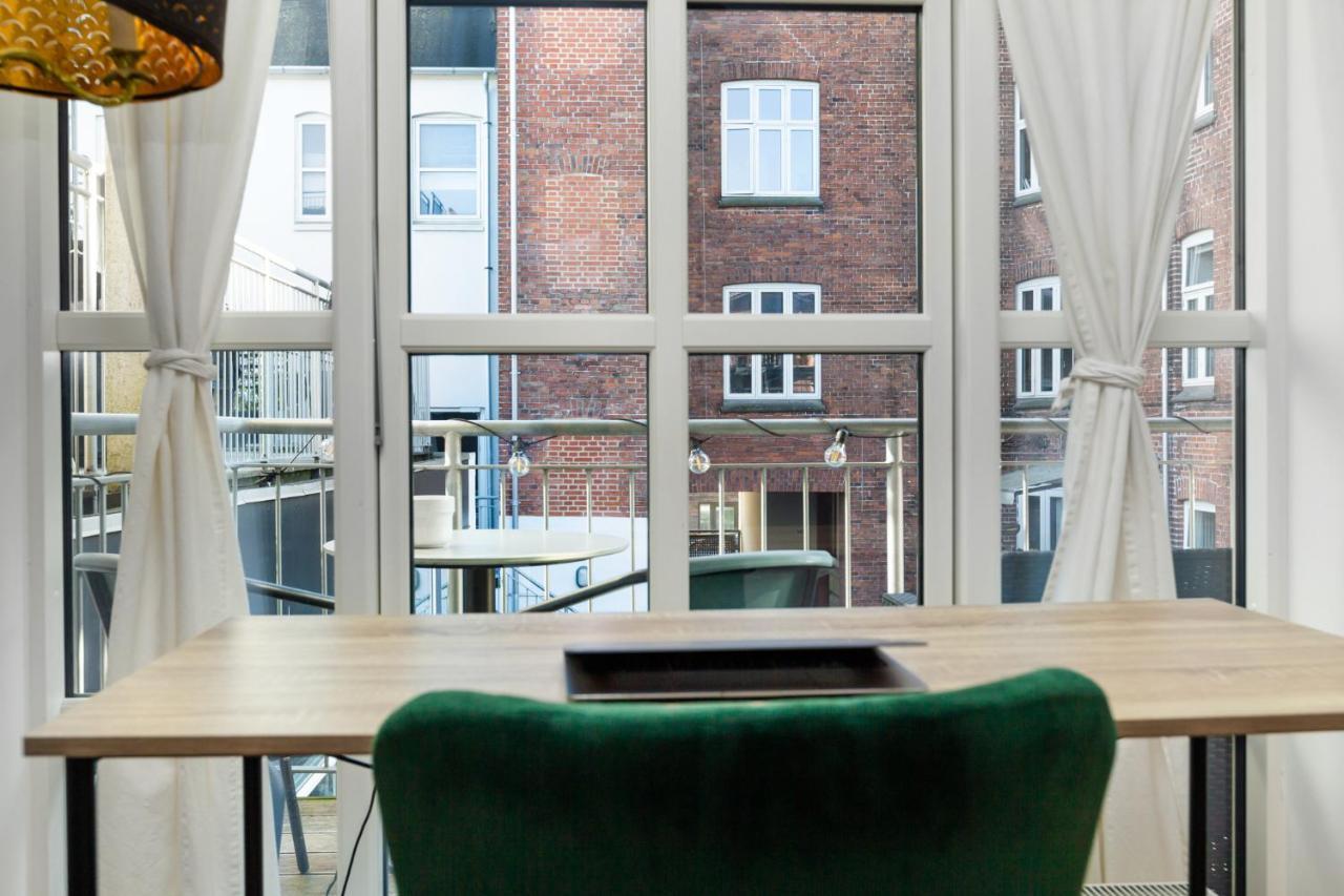 Apartamento 200 M Fra Rutebilstation - Privat Terrasse, Grill Århus Exterior foto